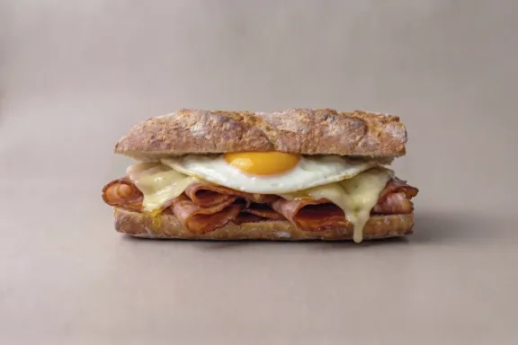Bocadillo de Bacon, Queso y Huevo