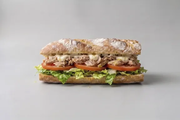 Bocadillo Vegetal con Bonito, Mayonesa y Vegetales
