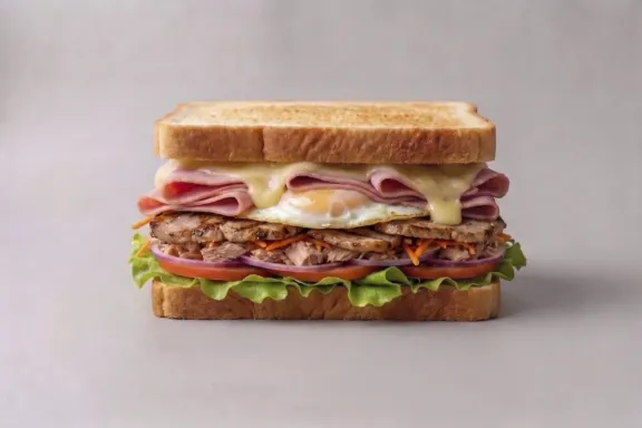 Sándwich con jamón york, queso, lechuga, tomate, cebolla, zanahoria, lomo y huevo.