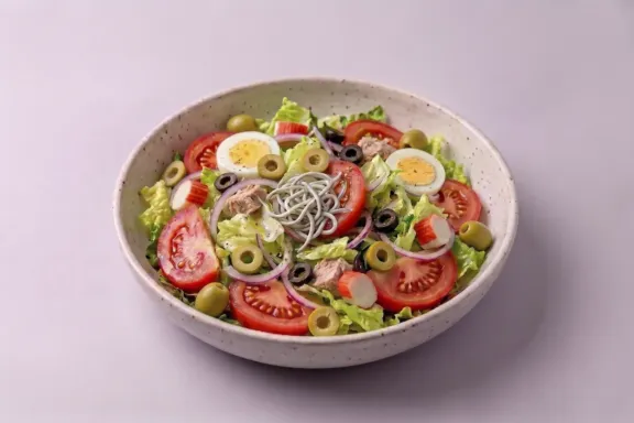 Lechuga, tomate, cebolla, atún, palitos de cangrejo, huevo duro, olivas y gulas